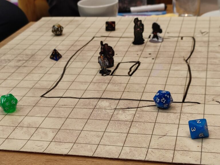 sesja RPG Dungeons & Dragons; 4 osoby grają