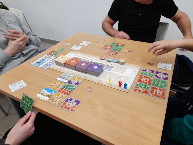 czytelnicy grają w gry planszowe w bibliotece