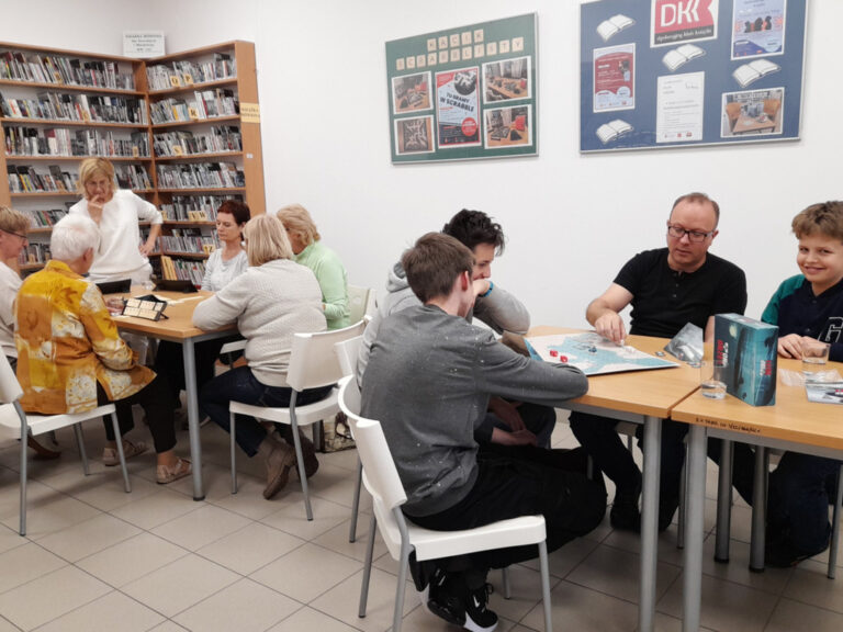 czytelnicy grają w gry planszowe w bibliotece