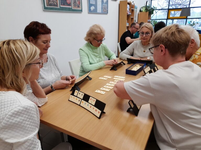 czytelnicy grają w gry planszowe w bibliotece