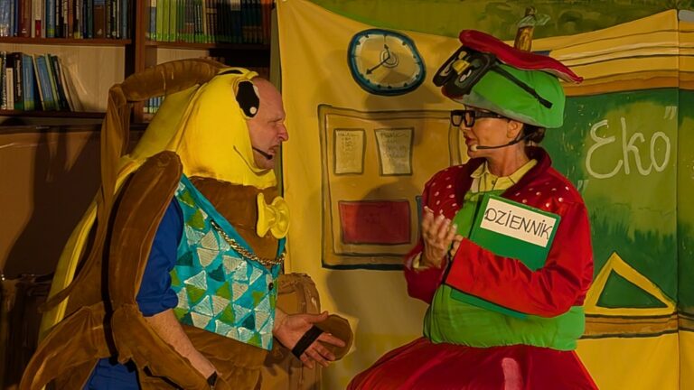 spektakl Eko śmiecio baja w bibliotece