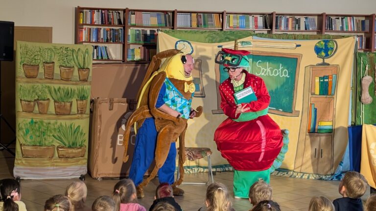 spektakl Eko śmiecio baja w bibliotece