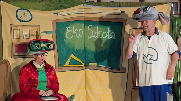spektakl Eko śmiecio baja w bibliotece