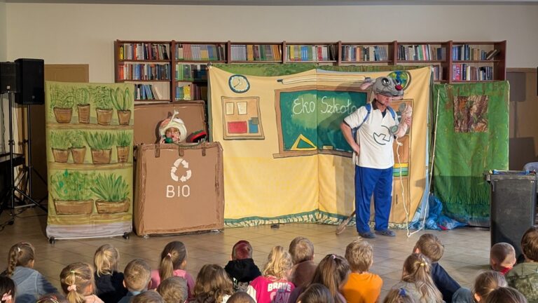 spektakl Eko śmiecio baja w bibliotece
