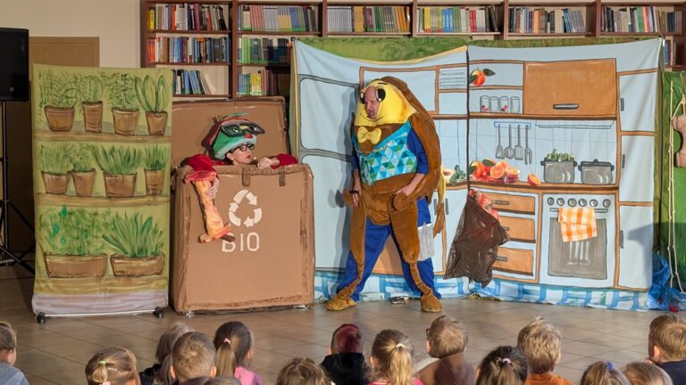 spektakl Eko śmiecio baja w bibliotece