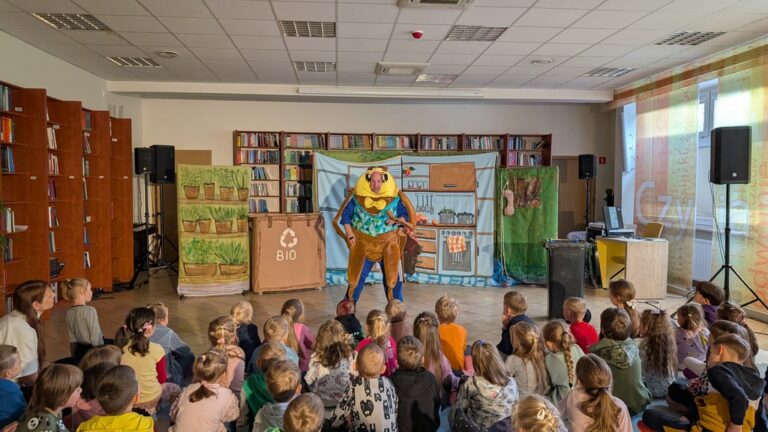 spektakl Eko śmiecio baja w bibliotece