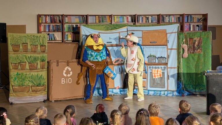 spektakl Eko śmiecio baja w bibliotece