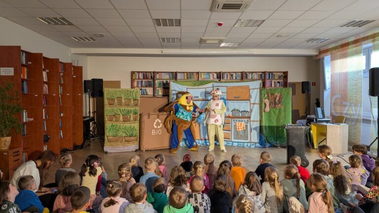 spektakl Eko śmiecio baja w bibliotece