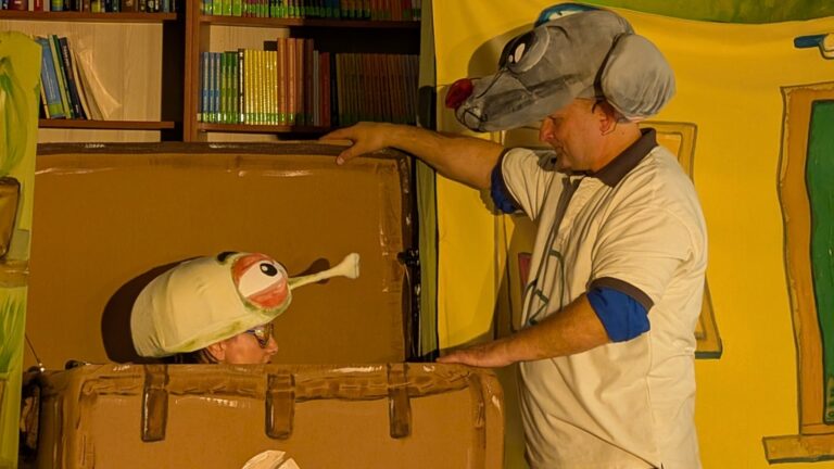 spektakl Eko śmiecio baja w bibliotece