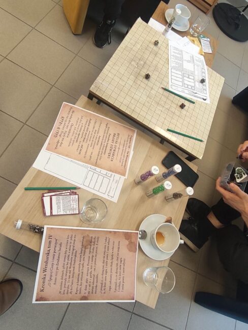 sesja gry RPG w bibliotece