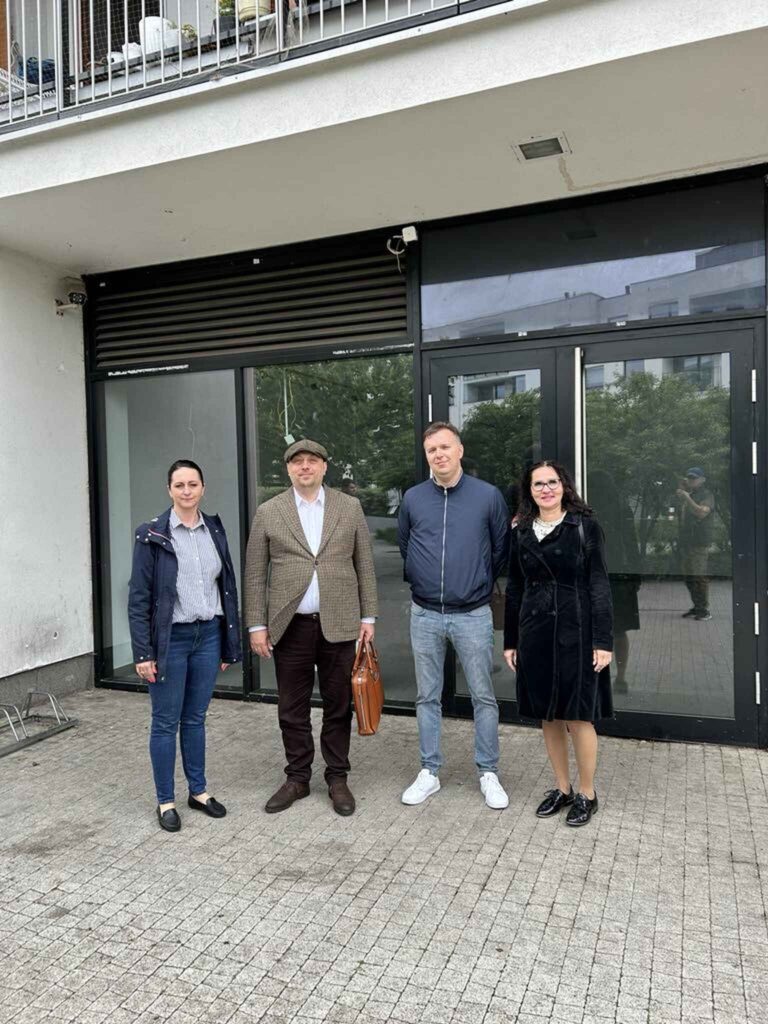 dyrekcja biblioteki przed lokalem Wilnoteki