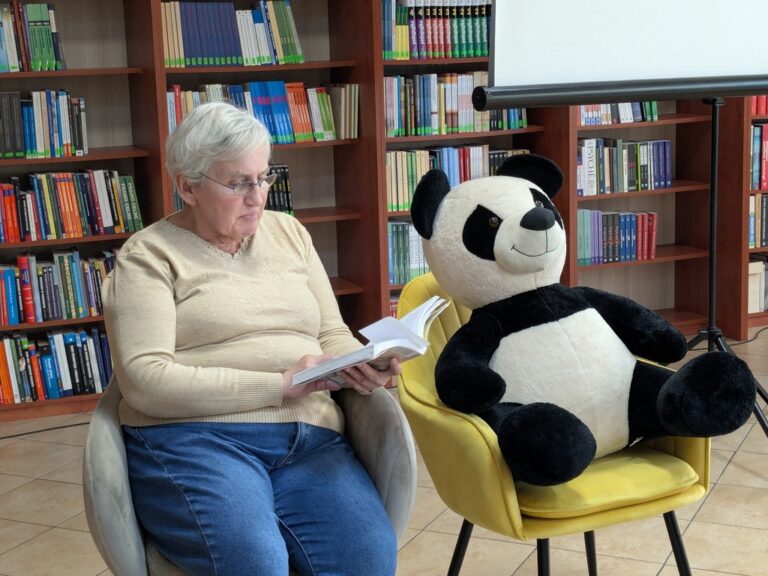 p. Gosia i panda Wanda czytają książkę dzieciom
