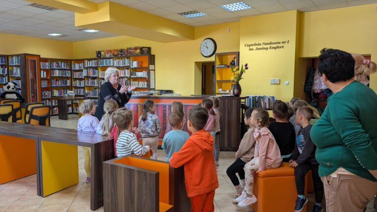 dzieci zwiedzają Czytelnię Naukową nr I