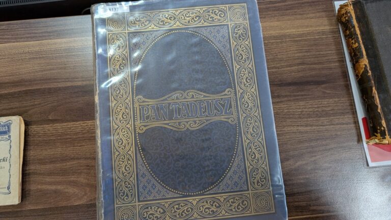 dzieci zwiedzają Czytelnię Naukową nr I