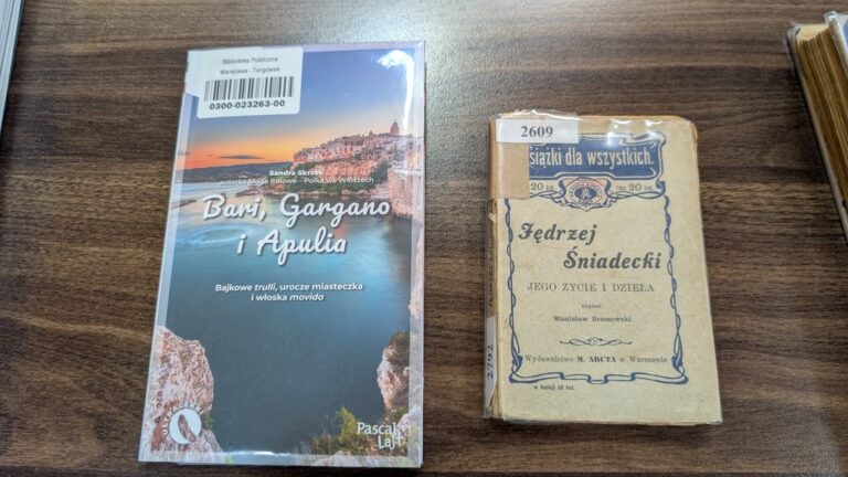 dzieci zwiedzają Czytelnię Naukową nr I