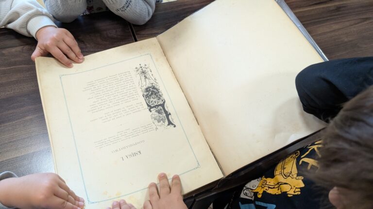 dzieci zwiedzają Czytelnię Naukową nr I