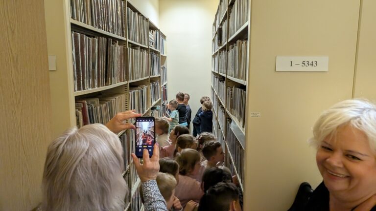 dzieci zwiedzają Czytelnię Naukową nr I