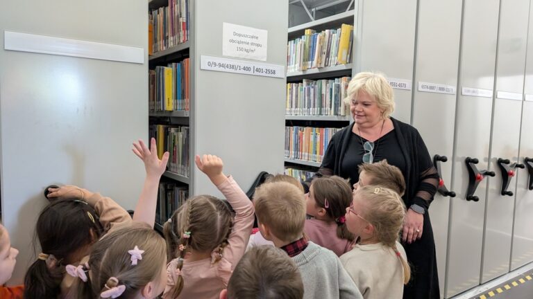 dzieci zwiedzają Czytelnię Naukową nr I