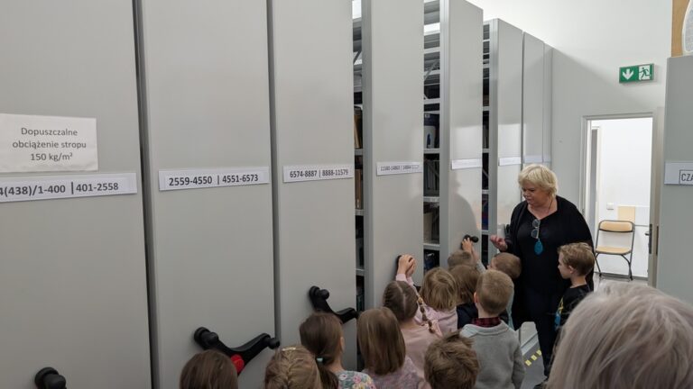 dzieci zwiedzają Czytelnię Naukową nr I