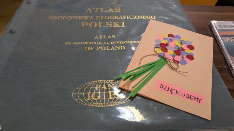 dzieci zwiedzają Czytelnię Naukową nr I