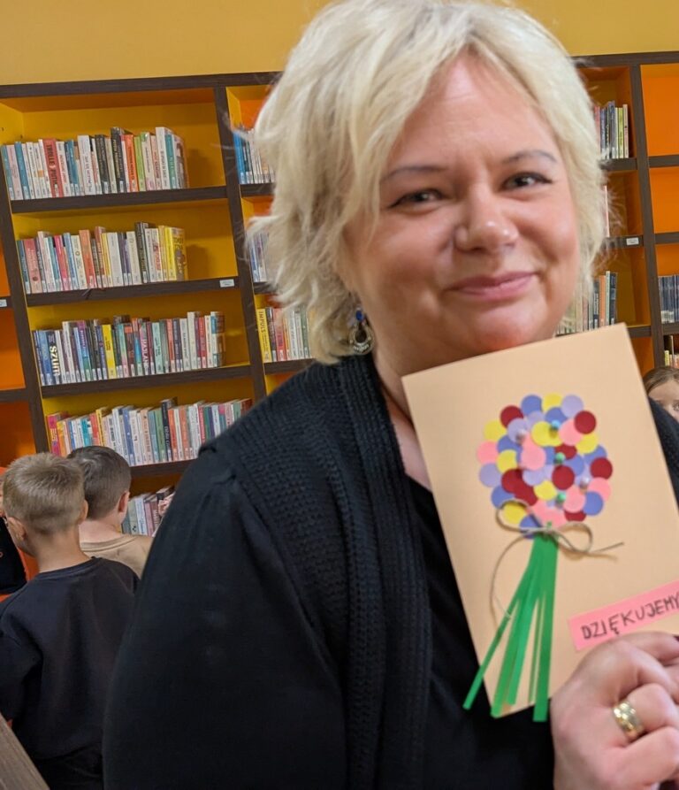 dzieci zwiedzają Czytelnię Naukową nr I