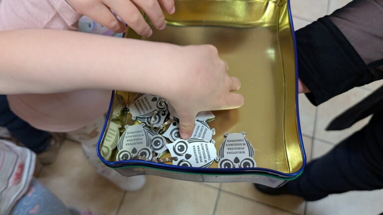 dzieci zwiedzają Czytelnię Naukową nr I