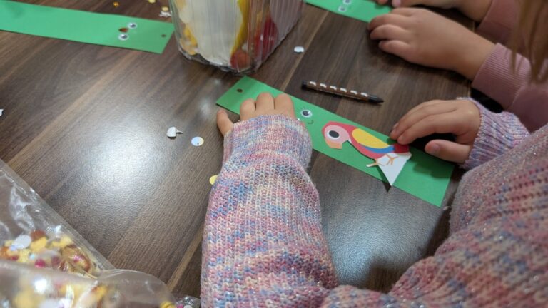 dzieci zwiedzają Czytelnię Naukową nr I