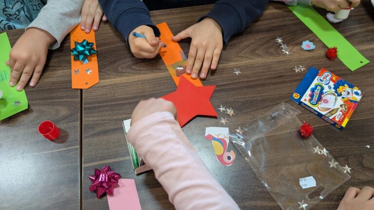 dzieci zwiedzają Czytelnię Naukową nr I