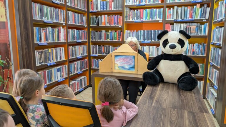 dzieci zwiedzają Czytelnię Naukową nr I