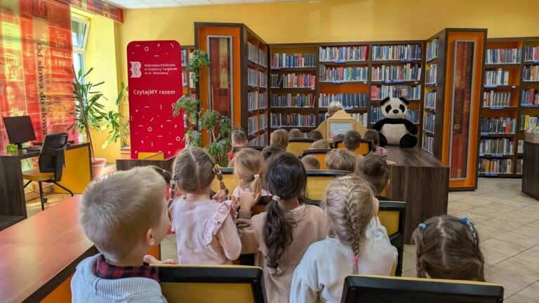 dzieci zwiedzają Czytelnię Naukową nr I