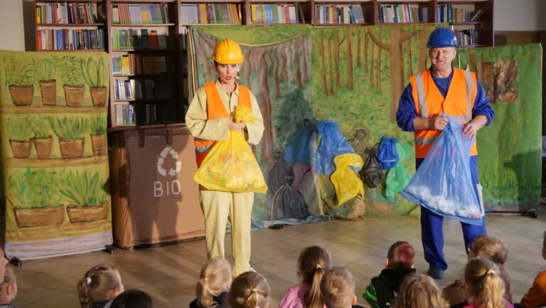 spektakl Eko śmiecio baja w bibliotece