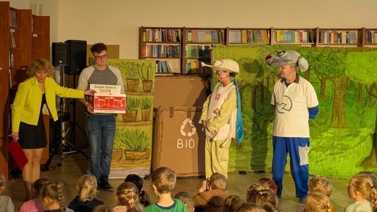 spektakl Eko śmiecio baja w bibliotece