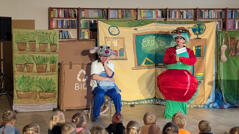 spektakl Eko śmiecio baja w bibliotece