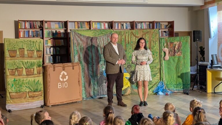 spektakl Eko śmiecio baja w bibliotece