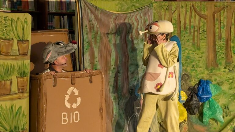 spektakl Eko śmiecio baja w bibliotece