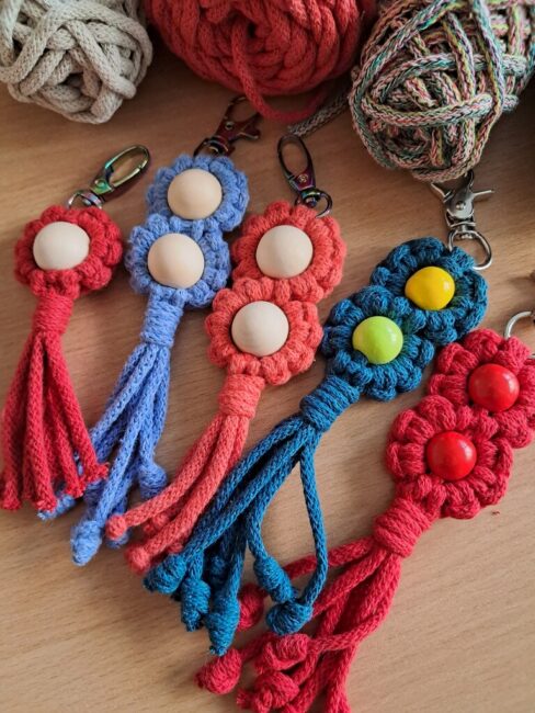 warsztaty biblioteczne - tworzenie breloków z makramy