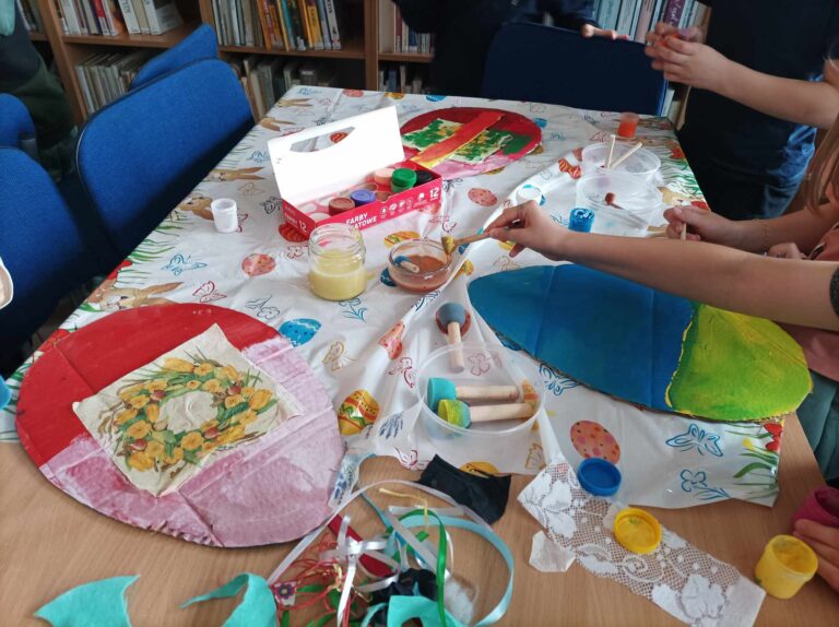zajęcia biblioteczne dla dzieci - wspólne czytanie i prace plastyczne
