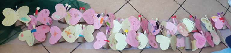 zajęcia biblioteczne dla dzieci - wspólne czytanie i prace plastyczne