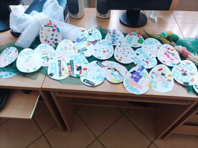 zajęcia biblioteczne dla dzieci - wspólne czytanie i prace plastyczne