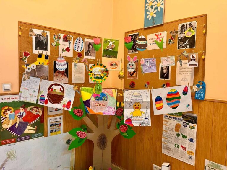 zajęcia biblioteczne dla dzieci - wspólne czytanie i prace plastyczne