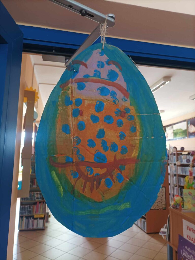 zajęcia biblioteczne dla dzieci - wspólne czytanie i prace plastyczne