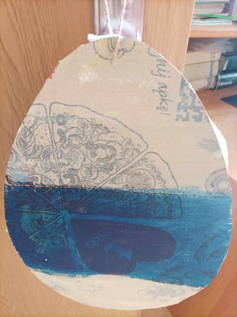 zajęcia biblioteczne dla dzieci - wspólne czytanie i prace plastyczne