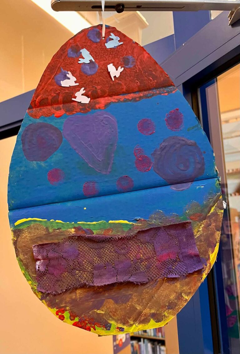 zajęcia biblioteczne dla dzieci - wspólne czytanie i prace plastyczne