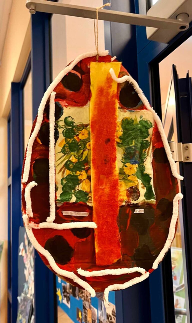 zajęcia biblioteczne dla dzieci - wspólne czytanie i prace plastyczne