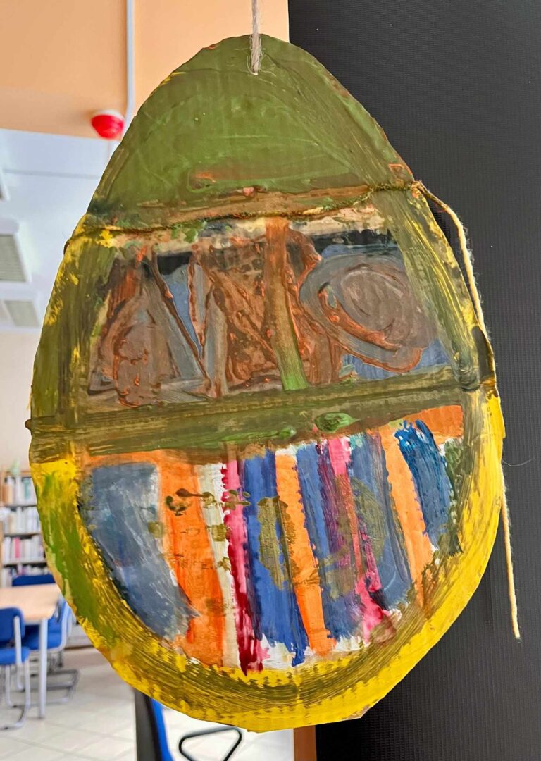 zajęcia biblioteczne dla dzieci - wspólne czytanie i prace plastyczne