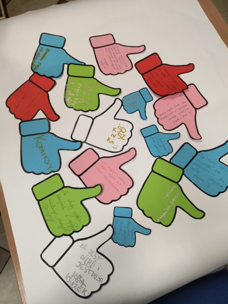 tablica lajków - czytelnicy na tablicy zapisali, za co lubią bibliotekę