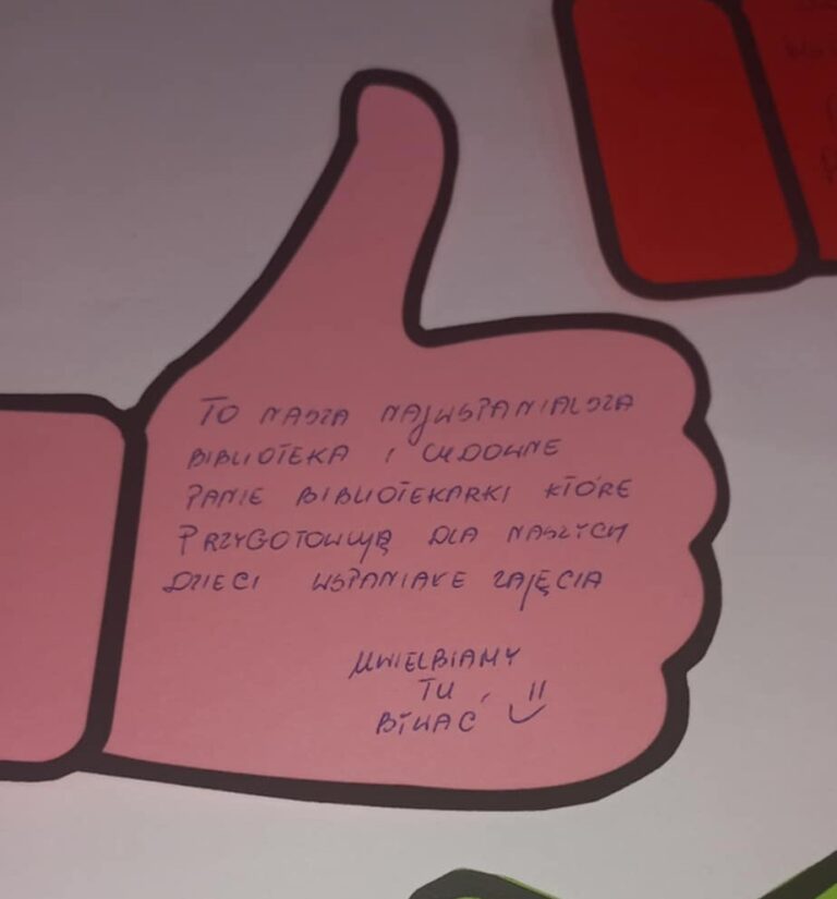 tablica lajków - czytelnicy na tablicy zapisali, za co lubią bibliotekę