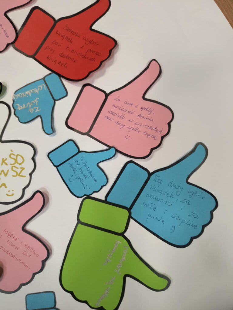 tablica lajków - czytelnicy na tablicy zapisali, za co lubią bibliotekę