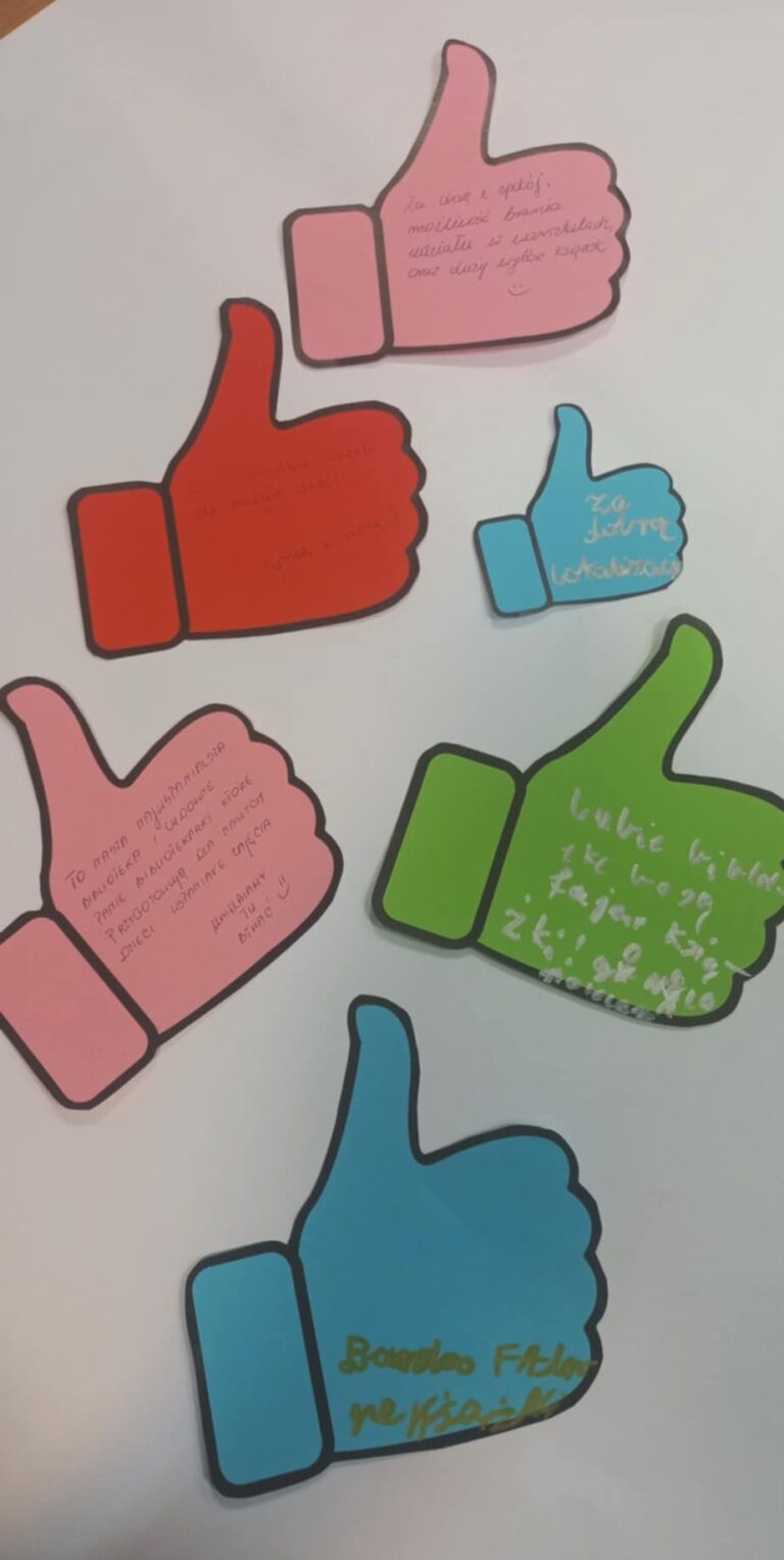 tablica lajków - czytelnicy na tablicy zapisali, za co lubią bibliotekę