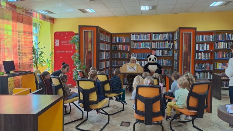 bibliotekarka i panda Wanda prezentują bajkę w teatrzyku kamishibai